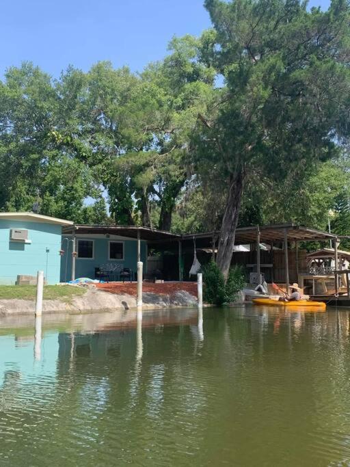 Cozy Vintage Waterfront Home With Fireplace And Kayaks Спринг-Хилл Экстерьер фото